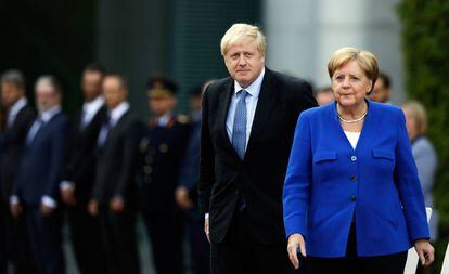 El primer ministro británico, Boris Johnson, y la canciller alemana, Angela Merkel, en Berlín.