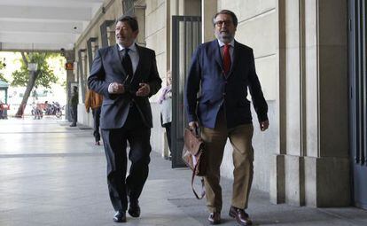 Javier Guerrero, a la izquierda, este jueves en los juzgados de Sevilla.