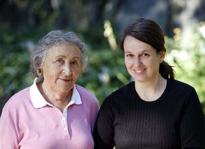 La deportada judía Gerda Schrage y la cineasta Britta Wauer, directora de <i>El silencio de Gerda.</i>