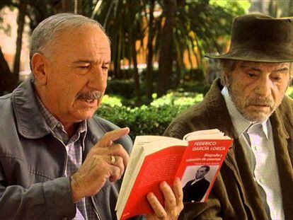 Alfredo Landa y Nino Manfredi en 'La luz prodigiosa'.