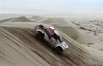 El sudafricano Giniel De Villiers baja por una duna con su Toyota.
