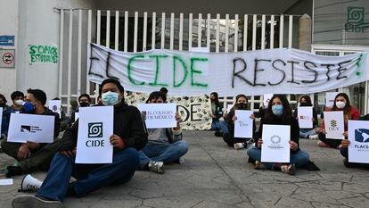 La protesta de los estudiantes afuera de la sede del CIDE, en Ciudad de México. este lunes.