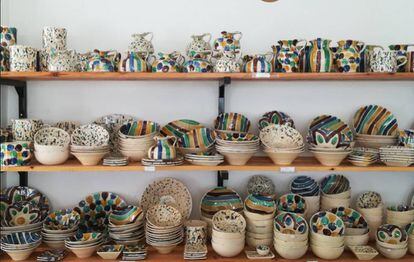 La cerámica almeriense destaca por las formas abruptas y sus coloridos esmaltes. Estas son de Baldo García. |