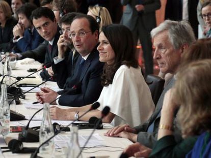 El presidente franc&eacute;sFrancois Hollande (centro) y la ministra de Cultura Aurelie Filippetti (centro, derecha de la foto), en el encuentro europeo Foro de Chaillot. 