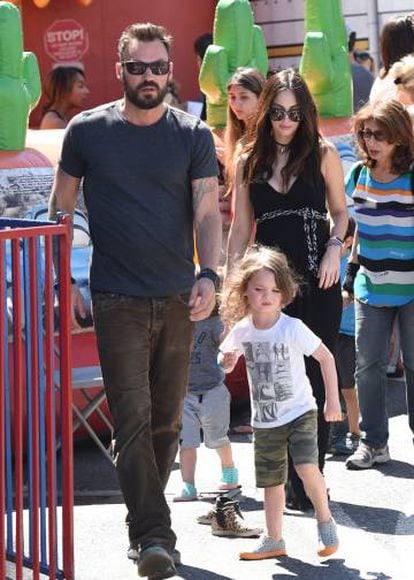 A la izquierda, la actriz junto a su marido y sus dos hijos, paseando por Los Ángeles en abril. 