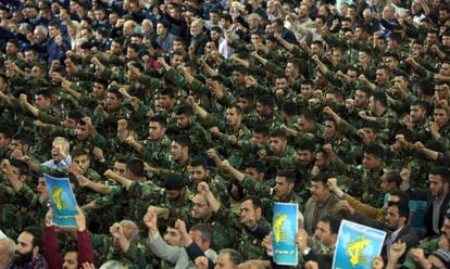 Miembros de la Guardia Revolucionaria de Irán gritan consignas contra EE UU mientras asisten este viernes de rezo, en Teherán, Irán