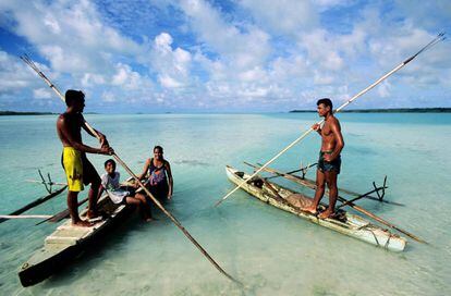 Pescadores con sus embarcaciones en la laguna de Aitutaki, en la isla del mismo nombre.