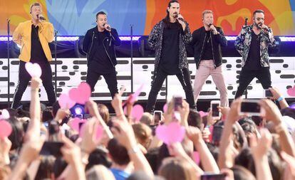 Desde la izquierda, Nick Carter, Howie Dorough, Kevin Richardson, Brian Littrell y A. J. McLean; los Backstreet Boys, durante una actuación en Nueva York en julio de 2018.
