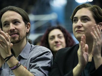 Pablo Iglesias junto a Ada Colau durante un mitín de la coalición En Comú Podem.