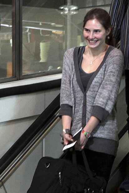 Llorando y con las manos en posición de súplica, Amanda Knox a su llegada al aeropuerto de Seattle.