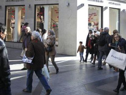 Consumidores paseando por la madrile&ntilde;a calle de Preciados.