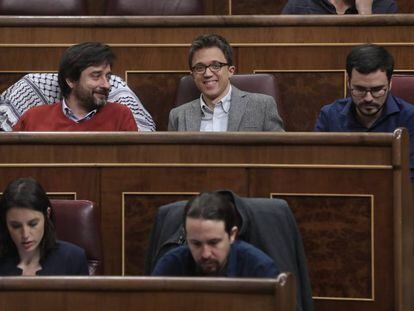 &Iacute;&ntilde;igo Errej&oacute;n, entre los diputados Rafael Mayoral y Alberto Garz&oacute;n, en el Congreso.