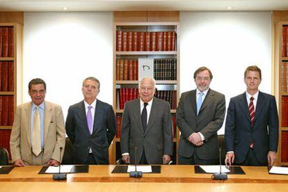 De izquierda a derecha, Augusto Delkader, Javier de Godó, Jesús de Polanco, Juan Luis Cebrián y Carlos Godó Valls.