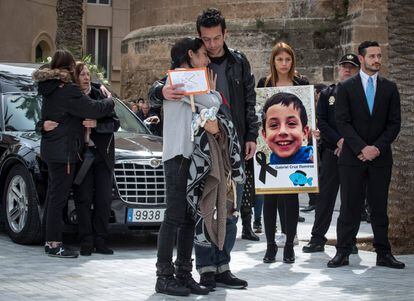 Patricia Ramírez i Ángel Cruz, pares del Gabriel, el nen de vuit anys assassinat a Las Hortichuelas (Almeria), al funeral del petit, el 13 de març del 2018.