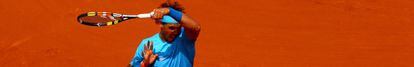 Nadal golpea la pelota durante el partido contra Almagro.