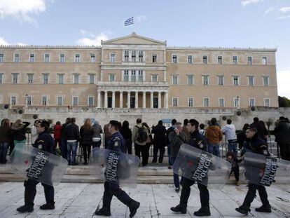 Antidisturbios ante el Parlamento de Atenas, este lunes.