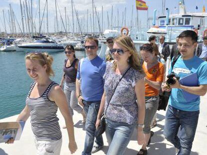 Agentes turísticos rusos pasean por el puerto de Torrevieja para conocer su oferta.