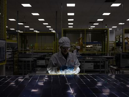 Un trabajador inspecciona celdas solares en una fábrica en el Estado de São Paulo (Brasil), el 14 de noviembre.