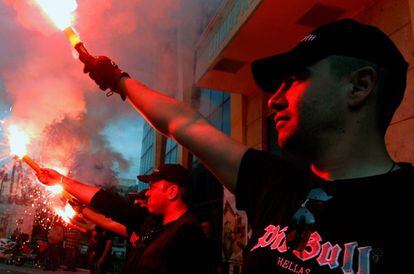 Miembros del partido neonazi griego Aurora Dorada, en un acto de campaña en Atenas en 2012.