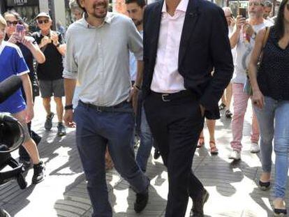 El l&iacute;der de Podemos, Pablo Iglesias, junto al del PSOE, Pedro S&aacute;nchez, en Barcelona para asistir a la concentraci&oacute;n de apoyo a las v&iacute;ctimas del atentado.