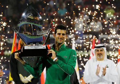 Djokovic posa con el trofeo de campeón en Dubái.
