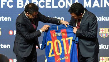 El presidente del Barça, Bartomeu, junto a su homólogo de Rakuten, Mikitani.