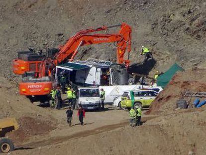 Mineros, bomberos de Málaga, Guardia Civil, ingenieros, operarios y voluntarios de Protección Civil trabajan sin descanso para encontrar al menor que cayó en un pozo