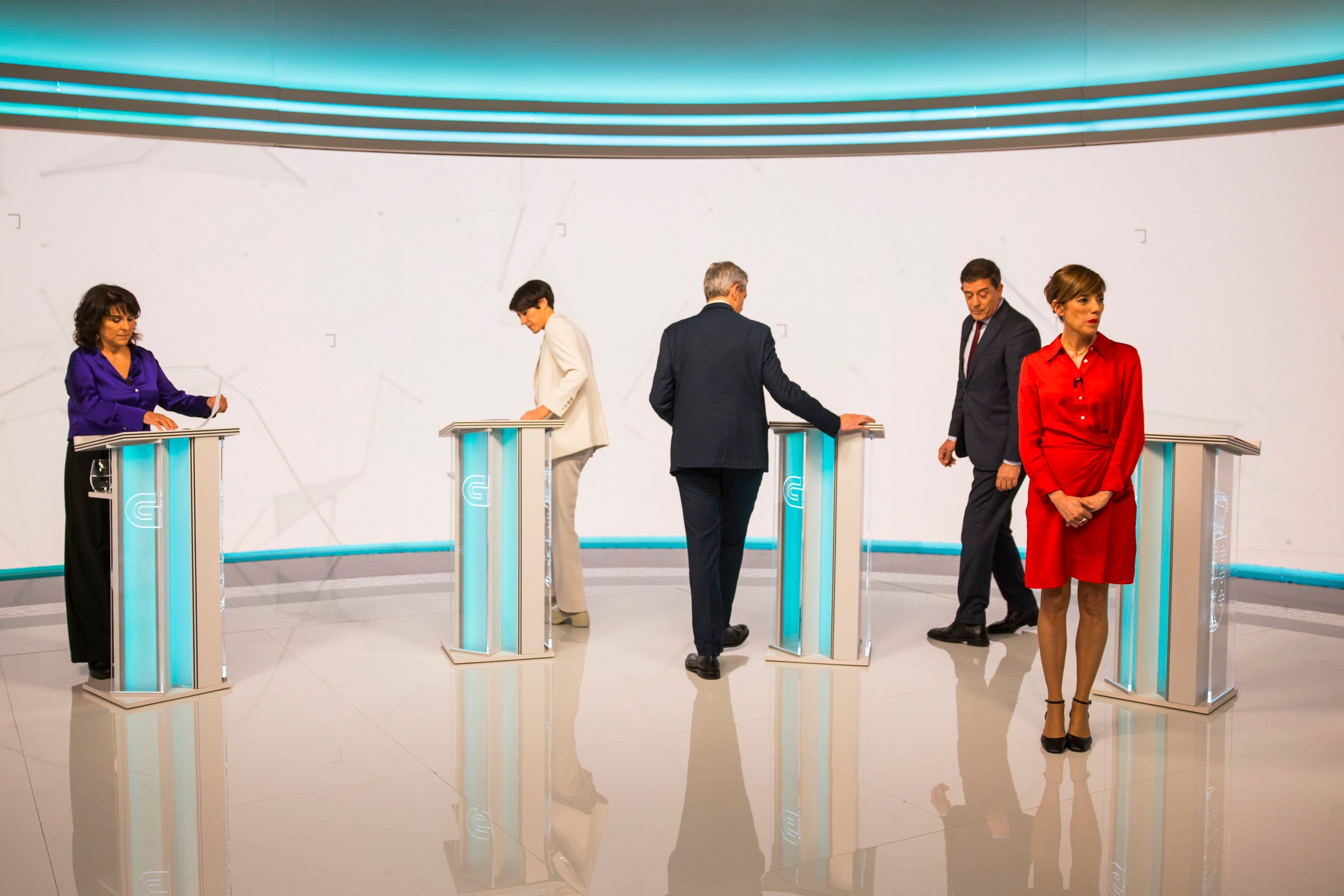 Los candidatos a las elecciones gallegas momentos antes de participar en el debate de la televisión autonómica, desde la izquierda; Isabel Faraldo (Podemos), Ana Pontón (BNG), Alfonso Rueda (PP), José Ramón Gómez Besteiro (PSOE) y Marta Lois (Sumar), en el plató del debate de TVG el 5 de febrero. 