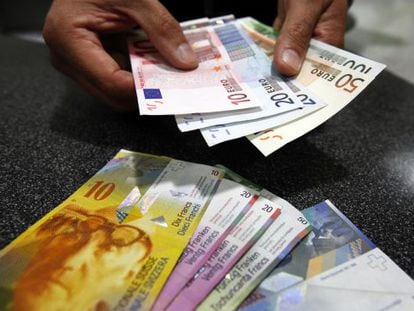 Un empleado de Swiss Post en Berna cambia euros por francos suizos. 