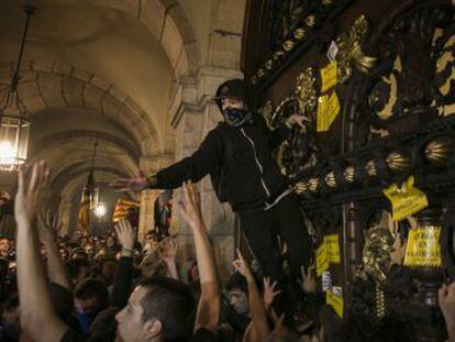 La manifestación de Barcelona para conmemorar el 1 de octubre acaba con disturbios en las calles