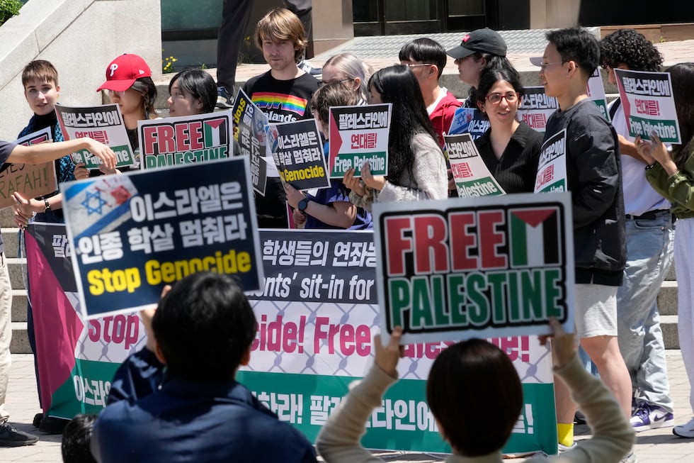 Estudiantes de la Universidad Nacional de Seúl, en Corea, montan tiendas en el campus en protesta contra la guerra en Gaza, este miércoles.