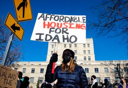 Miembros de la comunidad de personas sin hogar se manifiestan para reclamar viviendas a precio asequible en Idaho, en Estados Unidos.