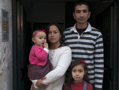 El colombiano Luis Alberto Salcedo posa con su familia en la puerta de su casa en Jaén.