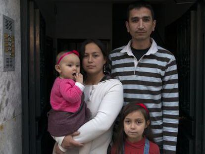 El colombiano Luis Alberto Salcedo posa con su familia en la puerta de su casa en Ja&eacute;n.