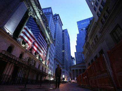 El edificio de la Bolsa de Nueva York, en Wall Street, la pasada madrugada.