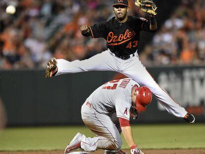 Rey Navarro, de los Orioles de Baltimore, salta por encima de Mike Trout, de Los Angeles Angels