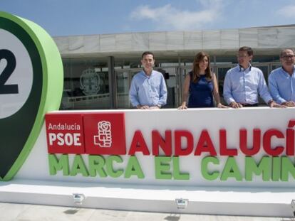 Susana Díaz, con el secretario del PSOE de Almería, José Luis Sánchez Teruel (a la derecha), en el palacio de exposiciones de El Toyo.