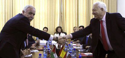 El ministro español de Exteriores, José Manuel García-Margallo, saluda a su homólogo palestino, Riad Al Malki, en Ramala.