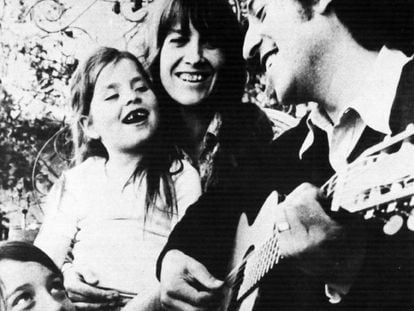 Víctor Jara cantando con su mujer y sus hijos.
 