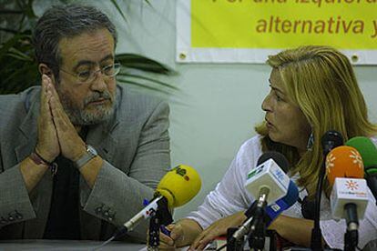 Luis Carlos Rejón y Concha Caballero, ayer, en la sede de IU.