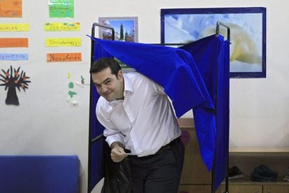 L'ex-primer ministre grec i líder de Syriza, Alexis Tsipras, s'ha mostrat optimista que el poble donarà avui el seu vot a un Govern que els propers quatre anys "donarà la batalla, no només a Europa sinó dins del país". A la imatge, Tsipras, moments abans de dipositar el seu vot en un col·legi electoral a Atenes.