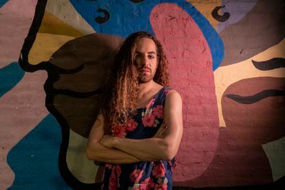 Ferni, artista folclorica argentina trans posa para un retrato en Buenos Aires, el martes 10 de octubre. 