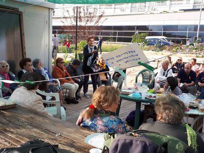 Vecinos de Trafalgar reunidos en el huerto urbano de la Ventilla.