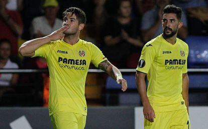 Pato celebra su gol junto a Álvaro González.