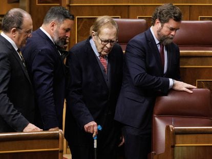 Los diputados de Vox Luis Gestoso, Santiago Abascal e Iván Espinosa de los Monteros junto al candidato de la moción de censura, Ramón Tamames.