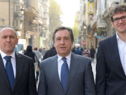 De izquierda a derecha, Ramiro González, Xabier Agirre y Gorka Urtaran este lunes en Vitoria. 