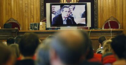 Extrabajadores de RTVV siguen la declaración en el juicio del ex secretario general de RTVV Juan Prefaci.