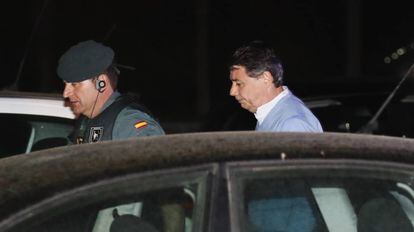 Ignacio González, a su entrada en la comandancia de Tres Cantos.