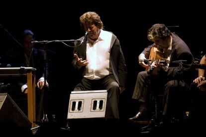 Enrique Morente rodeado de Morente hijo y los guitarristas Rafael Riqueni y David Cereduela, en el recital que ofrecieron anoche en el antiguo mercado de La Unión.