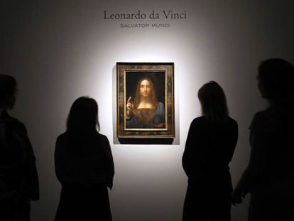 Varias personas observan 'Salvator Mundi' de Leonardo da Vinci en la galería Christie's de Londres.